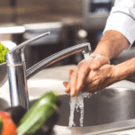 Operatori del settore alimentare che applicano le norme HACCP per garantire sicurezza alimentare