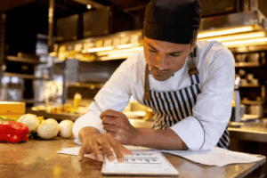 Food Cost Ristorazione: Guida Completa al Calcolo, Controllo e Riduzione Sprechi