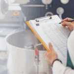 Ispezione alimentare in azienda con checklist HACCP e controlli qualità